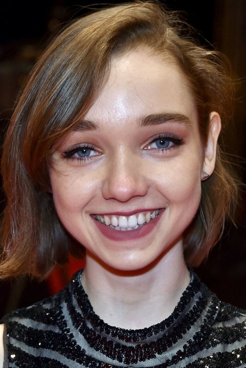 Julia Sarah Stone - Acting Profile Photo
