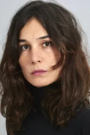 Nadia de Santiago as Sara in Un año y un día