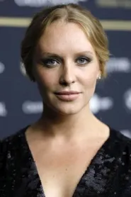 Annie Starke as Young Joan in The Wife