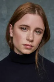 Dixie Egerickx as Edie in Summerland