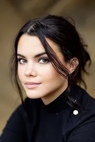 Shelby Cobb as Nour Holborow in Wire Room