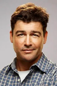 Kyle Chandler as  in The Rip