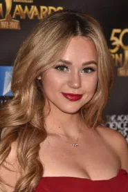 Brec Bassinger as Catherine in 47 Meters Down: Uncaged