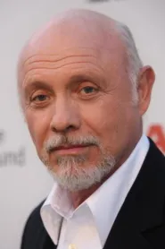 Héctor Elizondo as Fisher in Runaway Bride