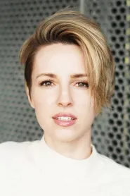 Emma Fitzpatrick as Bette in The Beldham