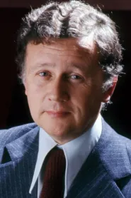 Philippe Bouvard as Philippe Bouvard in The Wing or the Thigh?