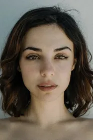 Fiona Palomo as Paola in Nada que ver