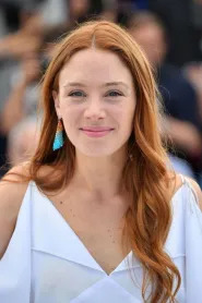 Laetitia Dosch as Éva in Employee of the Month