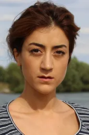 Gizem Erdogan as Rebecka in Handbok för superhjältar