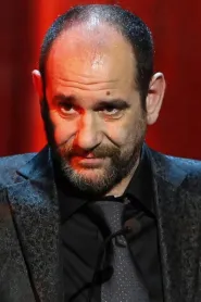 Karra Elejalde as Manolo in 100 Meters