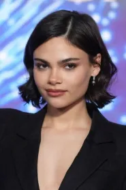 Ariana Greenblatt as Julia in The One and Only Ivan