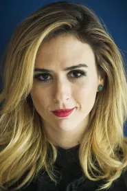 Tatá Werneck as Kayla in Uma Quase Dupla