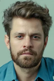 Alejandro Claveaux as Augusto in Uma Quase Dupla