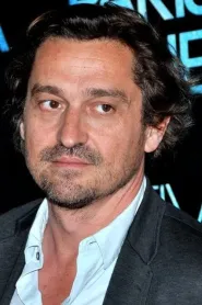 Louis-Do de Lencquesaing as Grégoire Canvel in Father of My Children