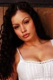 Susan Lay as Gea in Cover Boy