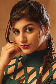 Yashika Anand as Kavya in Iruttu Araiyil Murattu Kuthu