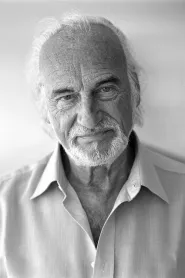 Héctor Alterio as Simón in Waiting for the Messiah