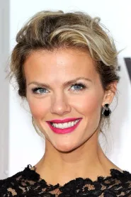 Brooklyn Decker as Skyler Cooper in What to Expect When You're Expecting