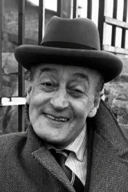 Totò as Antonio Caponi in Toto, Peppino, and the Hussy